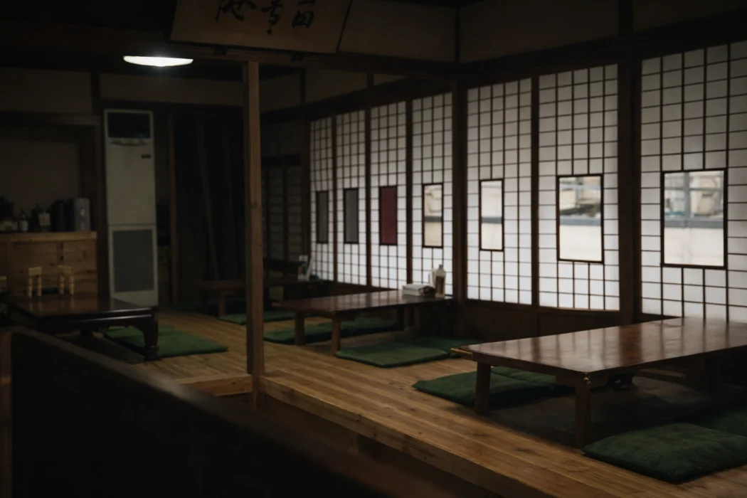 香川県の溜うどん店内の座敷。木の温もりと障子が並ぶ落ち着いた和の空間